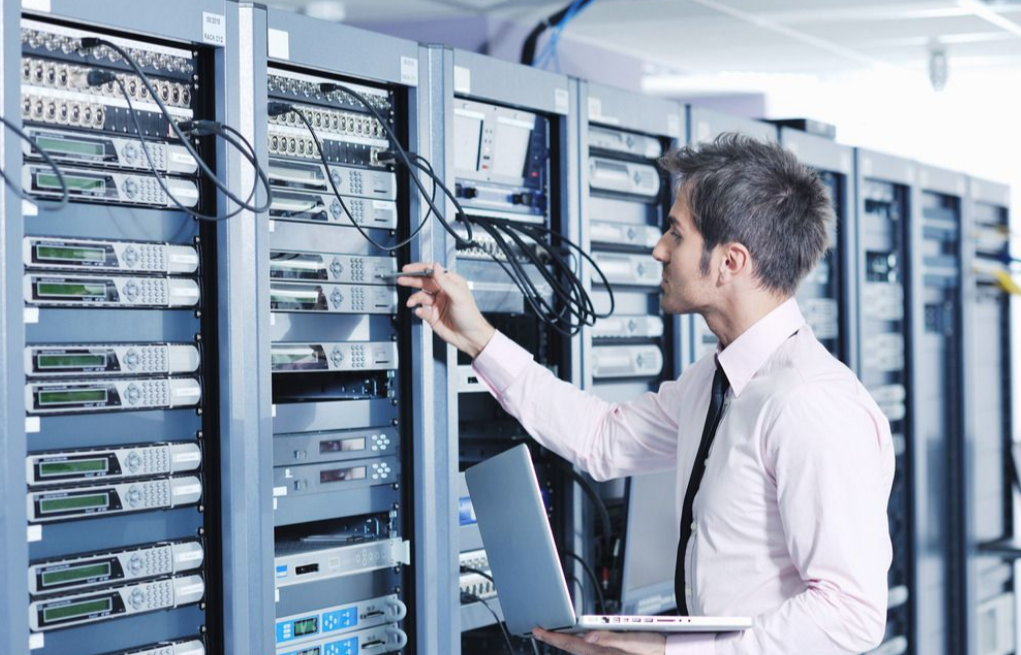 通訊行業(yè)中工控機(jī)應(yīng)用非常廣泛，通過工控機(jī)可以快速地配置基站和采集數(shù)據(jù)，進(jìn)行對通信網(wǎng)絡(luò)的合理監(jiān)控和管理。