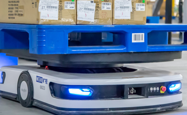 AMR作為一種具有自主感知、路徑規(guī)劃和避障等核心技術(shù)的移動(dòng)機(jī)器人技術(shù)，它們能夠在不同的環(huán)境中自主移動(dòng)并執(zhí)行各種任務(wù)。